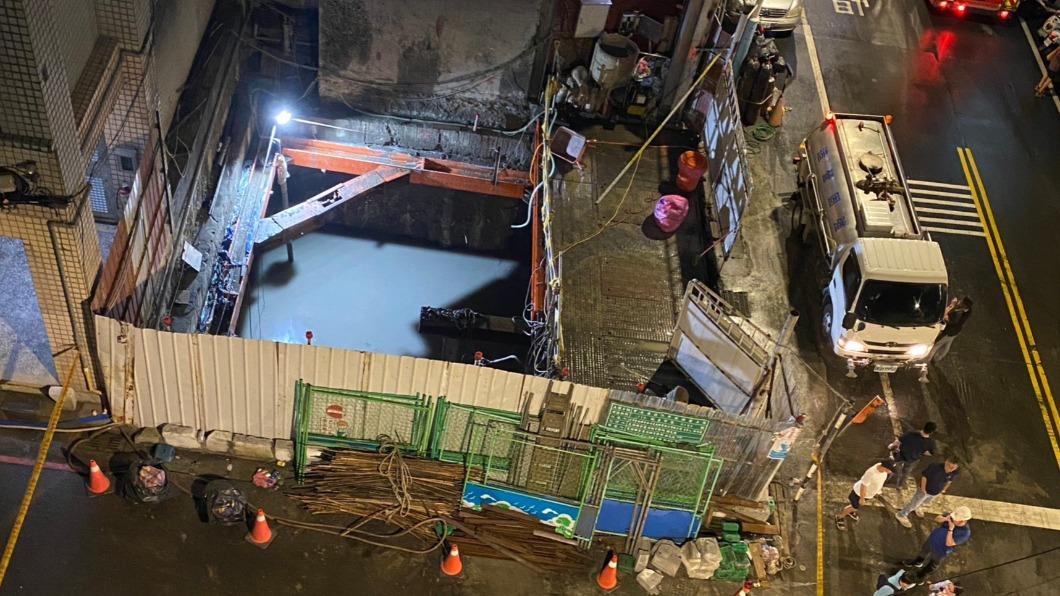 新北板橋建案塌陷!路邊驚見「5米深坑洞」 警方急拉封鎖線