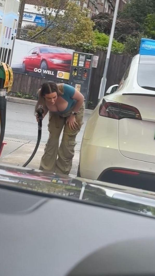 行車紀錄器拍到網美丹妮爾一直在找加油孔。(圖/翻攝自@hamagramm IG)