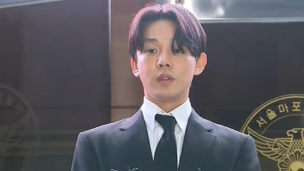 韓星劉亞仁24日晚間步出首爾麻浦警察局。（圖／翻攝YTNNEWSYT）