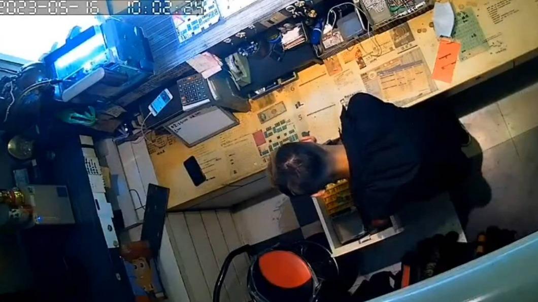 監視器拍下前員工洗劫櫃檯現金。(圖/民眾提供)