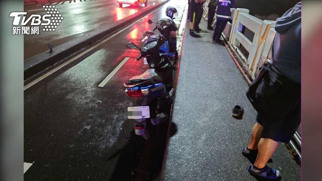 男騎士將車輛停在機車道後,未過多久就落水。(圖/TVBS)