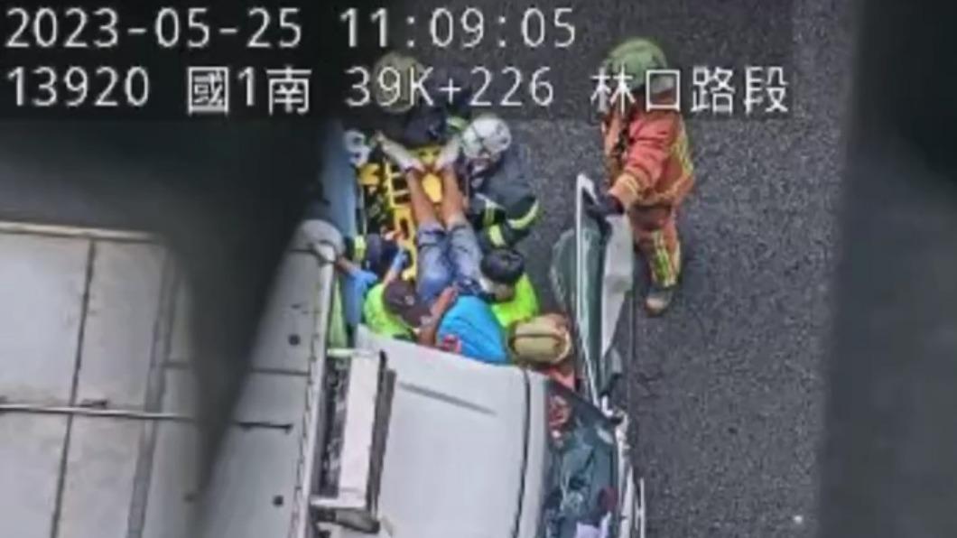 快訊/國一南下林口車禍 賓士車尾被撞爛、貨車駕駛送醫