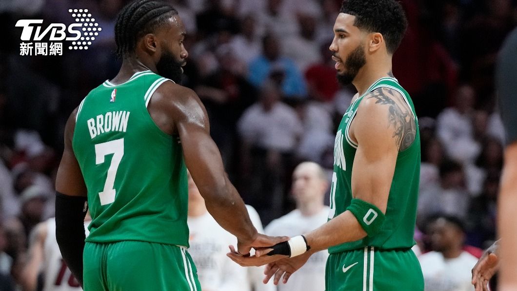 布朗(Jaylen Brown)和塔圖姆(右)的「雙J連線」是綠衫軍的核心。(圖/達志影像美聯社)
