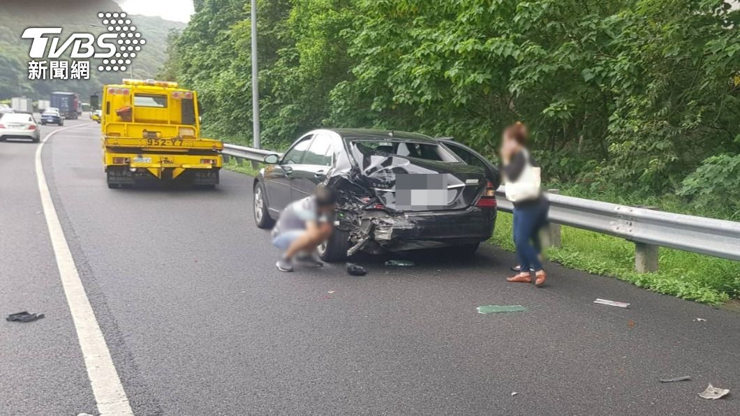 賓士車車尾被撞爛。(圖/TVBS)