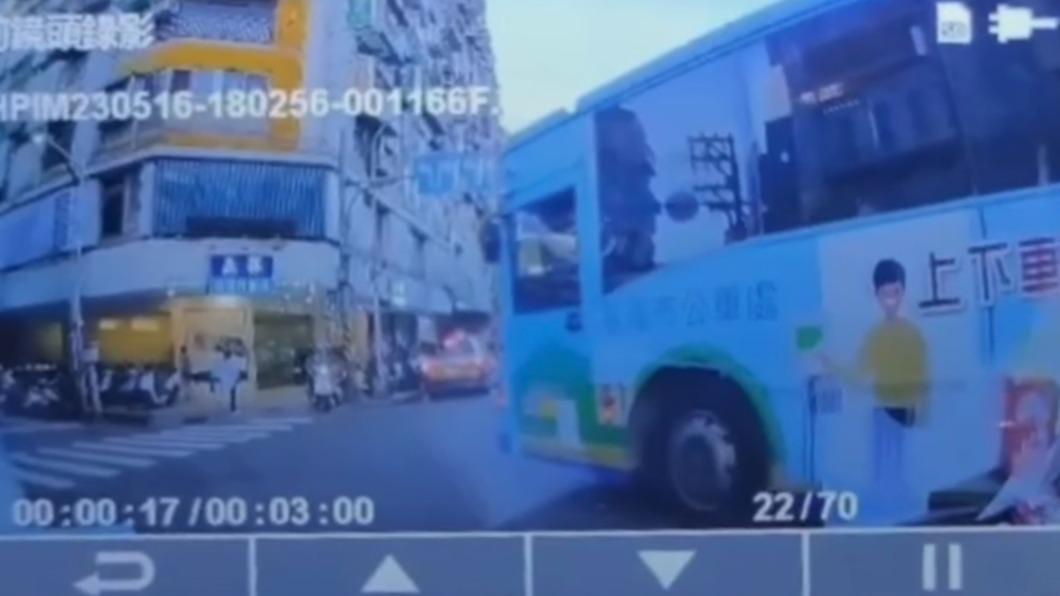 公車鬼切?讓不讓公車!網友兩極評論