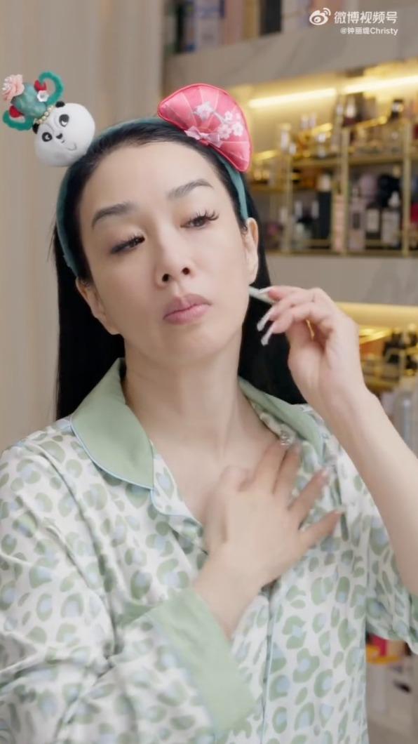 鍾麗緹日前分享卸妝影片，真實膚質極佳。（圖／翻攝自鍾麗緹微博）
