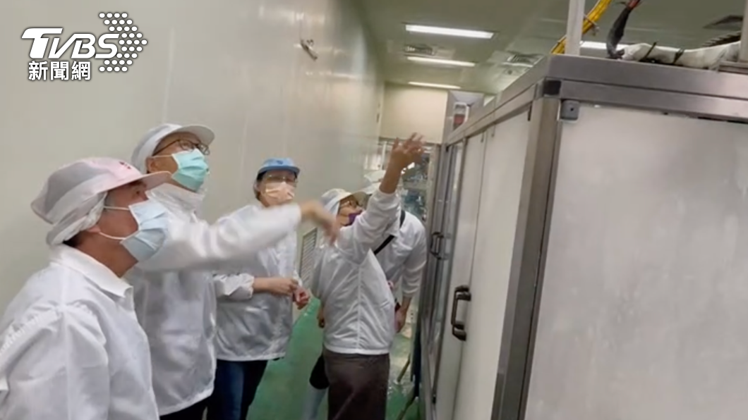 現場有2號及3號生產線有裸露、天花板有霉斑及管線斑駁情形。(圖/桃園市衛生局提供)