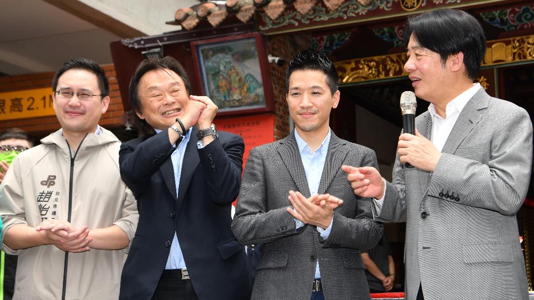 賴清德今(25日)赴霞海城隍廟參香,由北市士林、大同立委參選人王世堅、現任立委何志偉等人陪同。(圖/胡瑞麒攝)