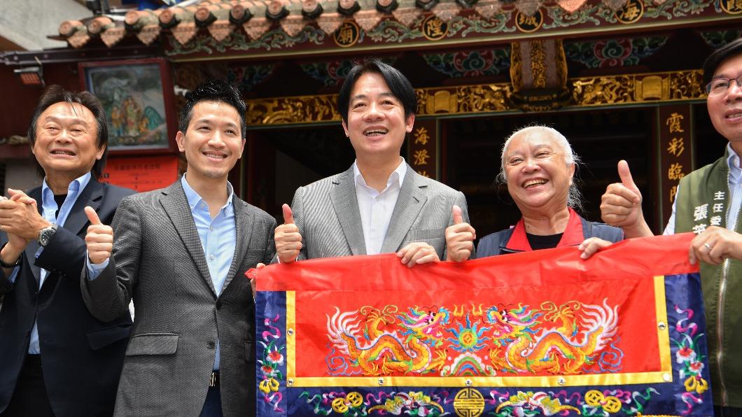賴清德今(25日)赴霞海城隍廟參香,由北市士林、大同立委參選人王世堅、現任立委何志偉等人陪同。(圖/胡瑞麒攝)
