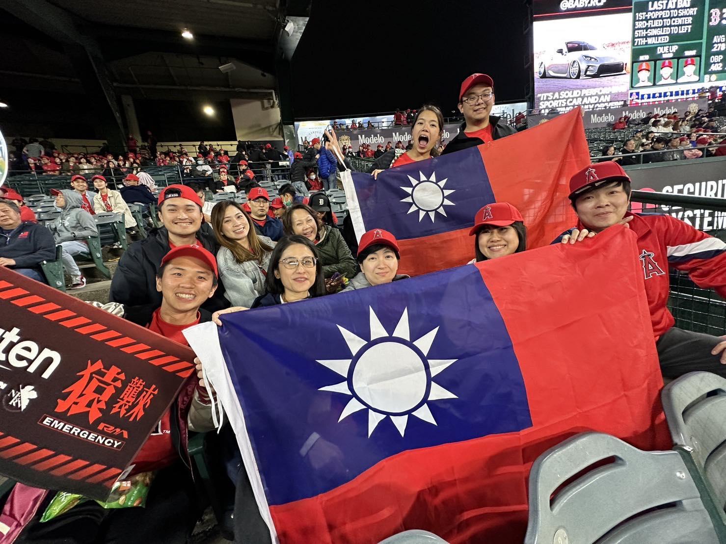 球迷把中華民國國旗帶到天使隊主場。(圖/區國強攝)