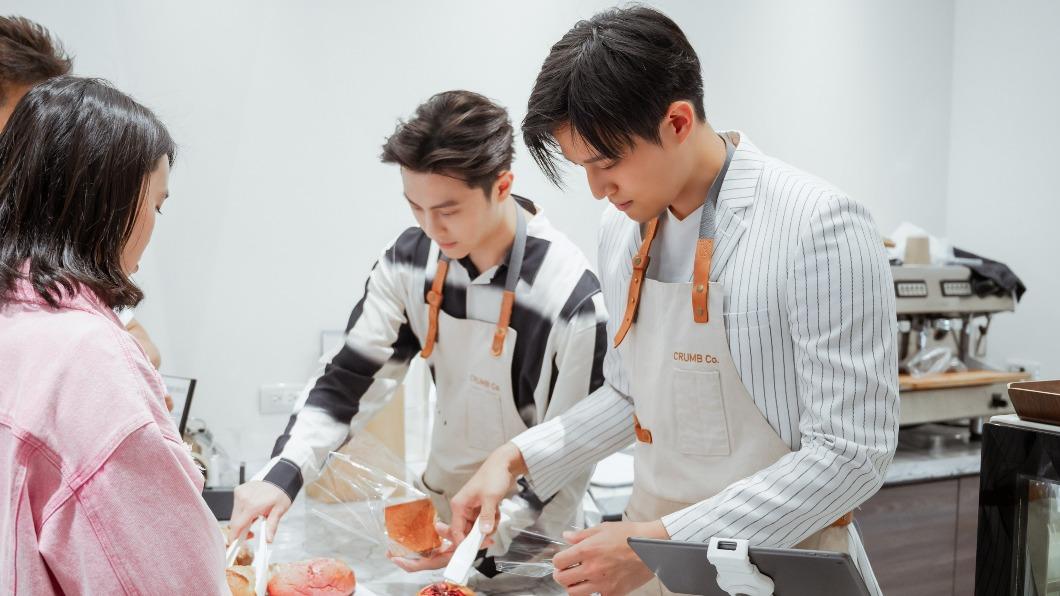 雙帥搭檔賣麵包,吸引不少顧客上門。(圖/艾迪昇傳播提供)