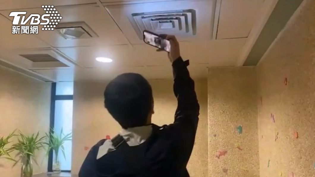 員警仔細搜查。(圖/TVBS)