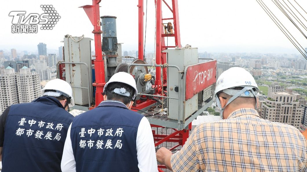 公會也已提醒現場施作人員,每段吊臂都必須於頭尾處拉鋼索。(圖/台中市府提供)