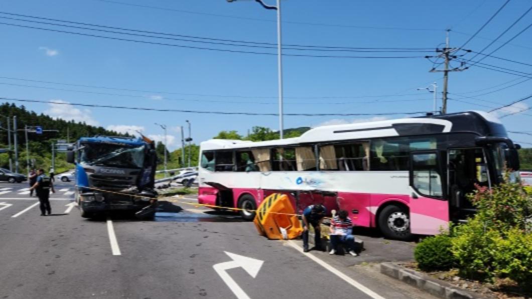 遊覽車在濟州島發生車禍。(圖/翻攝自濟州消防本部)