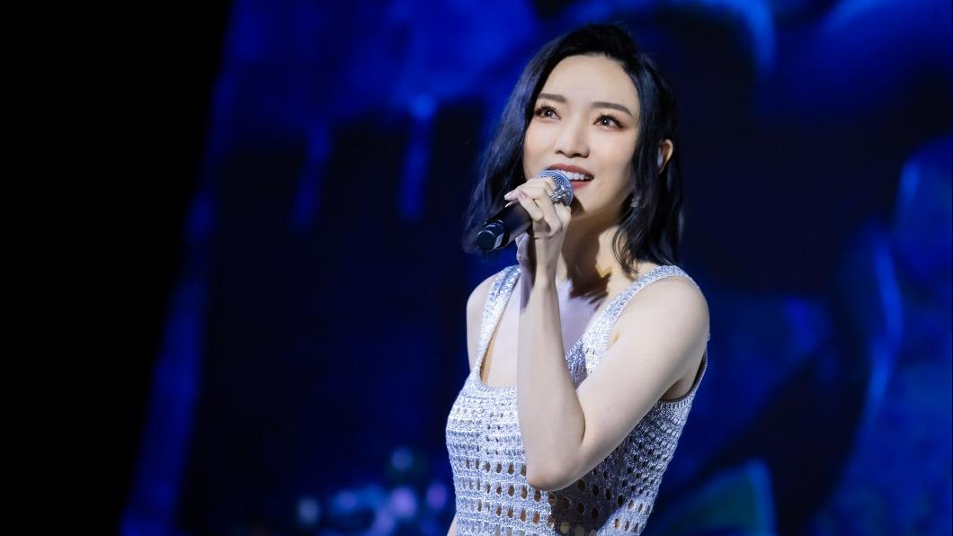 閻奕格飆唱中文主題曲〈嚮往的世界〉。（圖／迪士尼影業提供）