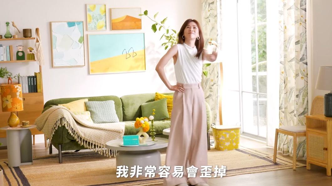 花絮影片中謝盈萱搞笑自嘲自己「容易歪掉」。(圖/翻攝自PapaOligo糖老爹影片)