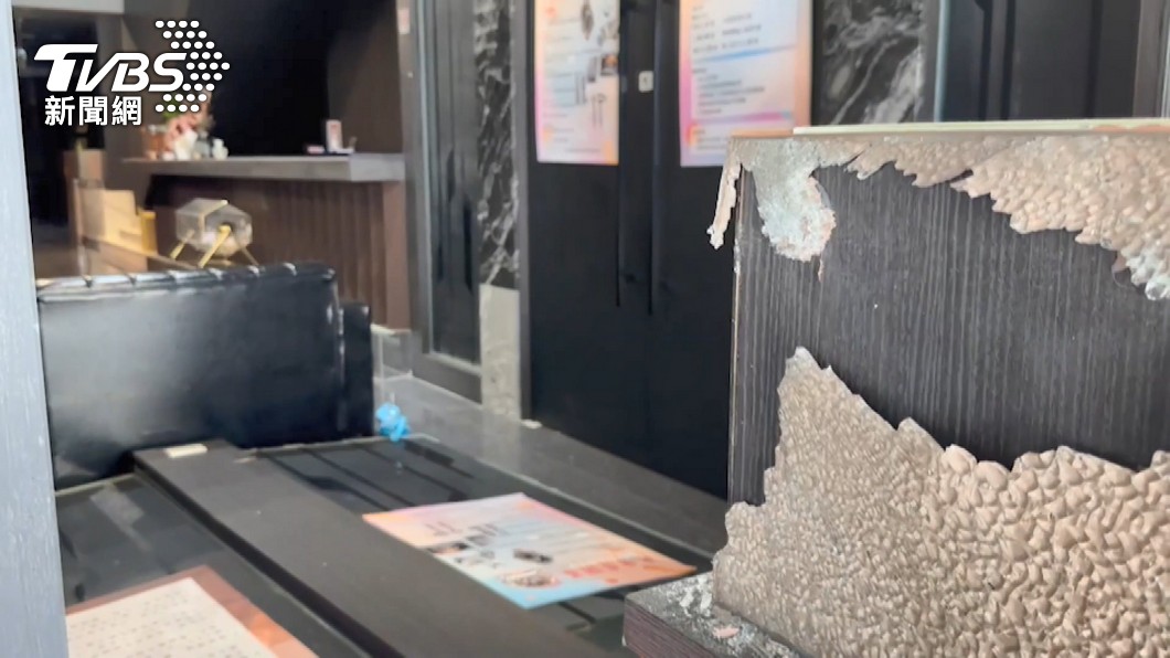 桌遊店清晨遭尋仇!車輛撞破大門 駕駛下車持棍棒亂砸