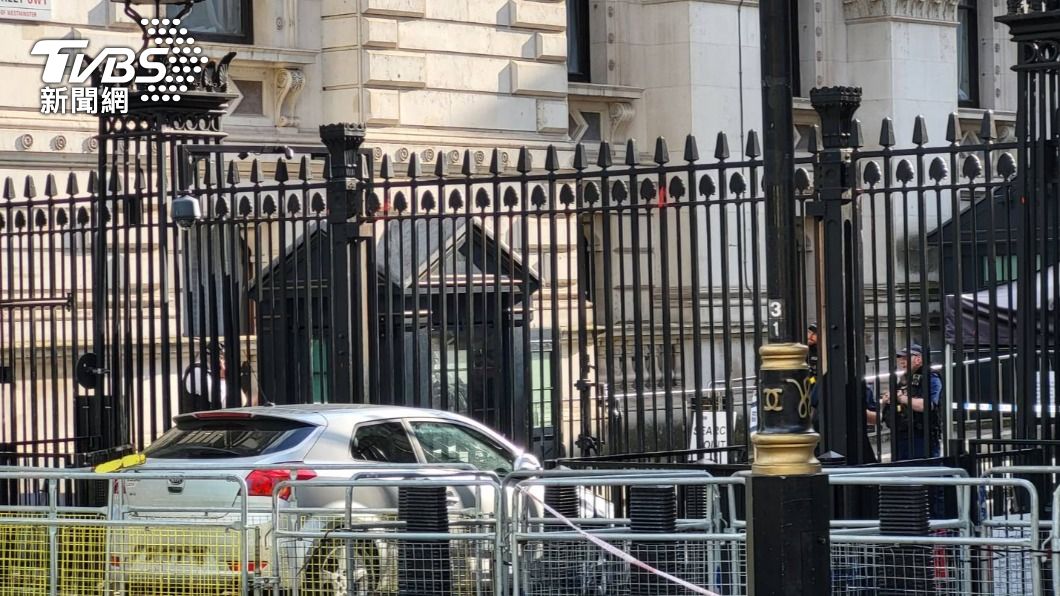 英首相官邸大門「遭客車衝撞」　警當場逮1嫌無傷亡