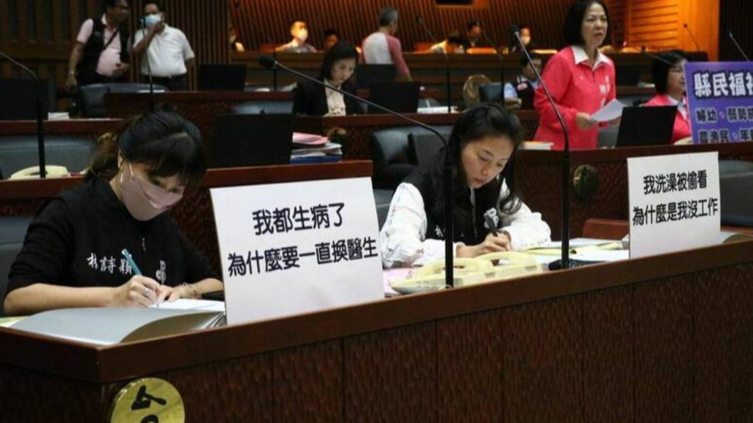 林詩穎與林佩瑩放上「我都生病了,為什麼要一直換醫生」的桌卡。(圖/翻攝自林佩瑩臉書)