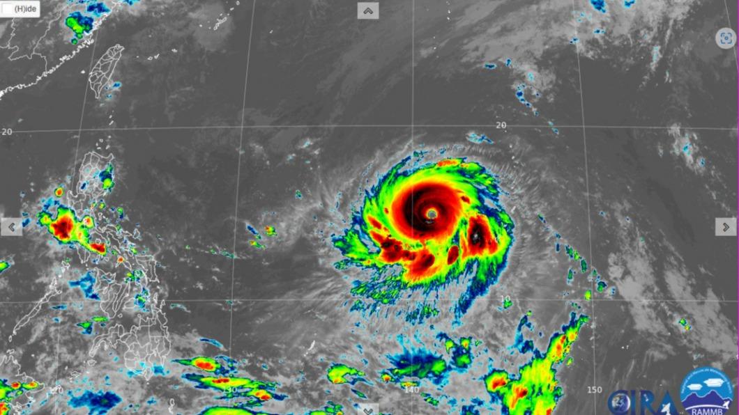 強烈颱風瑪娃目前中心氣壓900hpa,中心附近最大風速58m/s,瞬間最大風速73m/s。(圖/翻攝天氣職人-吳聖宇)