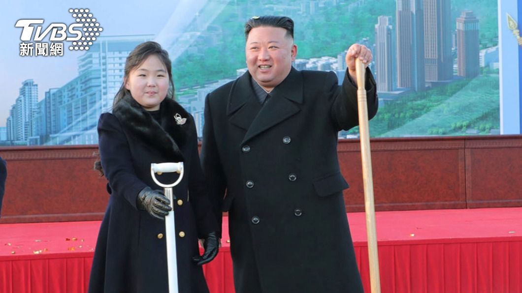 金正恩帶女兒出席各種公開場合。(圖/達志影像美聯社)