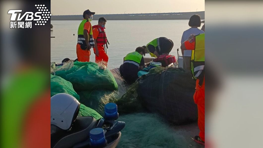 夫妻搭波特船捕魚遭浪襲翻覆 海上漂流12小時獲救