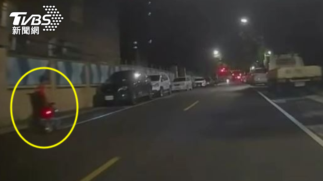 不要命!中風男毒癮發作逃出院 開電動輪椅大街逆向狂飆