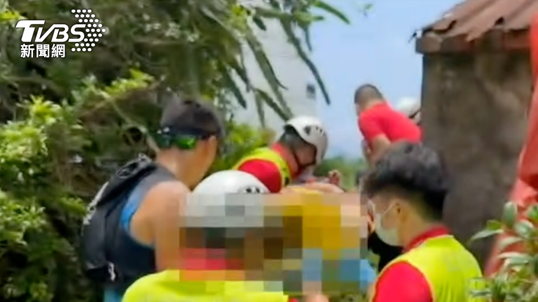 有遊客和教練操作飛行傘摔落民宅旁空地。(圖/TVBS)