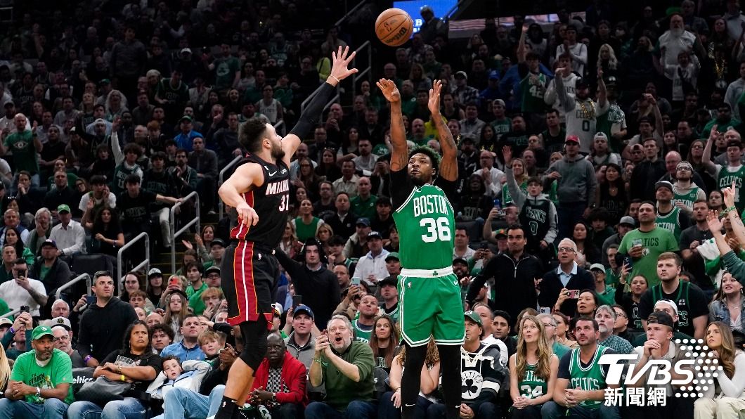 綠衫軍的史馬特(Marcus smart)第1節剛開始靠著團隊合作連奪8分,隨即拉大雙方比分。(圖/達志影像美聯社)