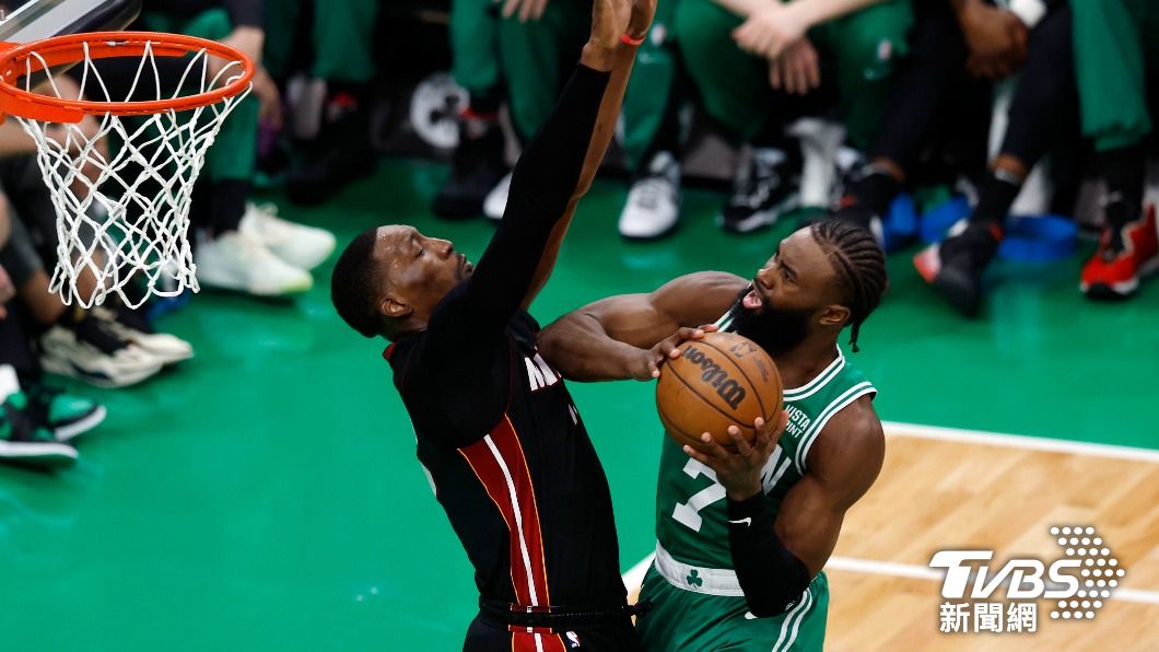 綠軍的布朗(Jaylen Brown)與熱火的阿德巴約(Bam Adebayo)此戰在禁區的攻防非常激烈。(圖/達志影像美聯社)