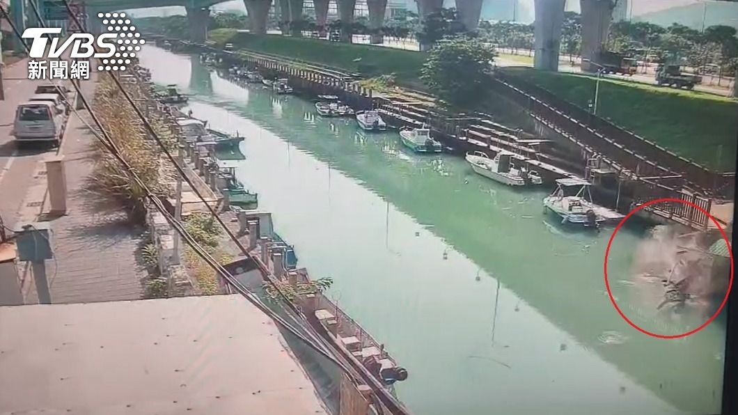 砂石車衝進台北港護城河「僅剩車尾」 驚險畫面曝光