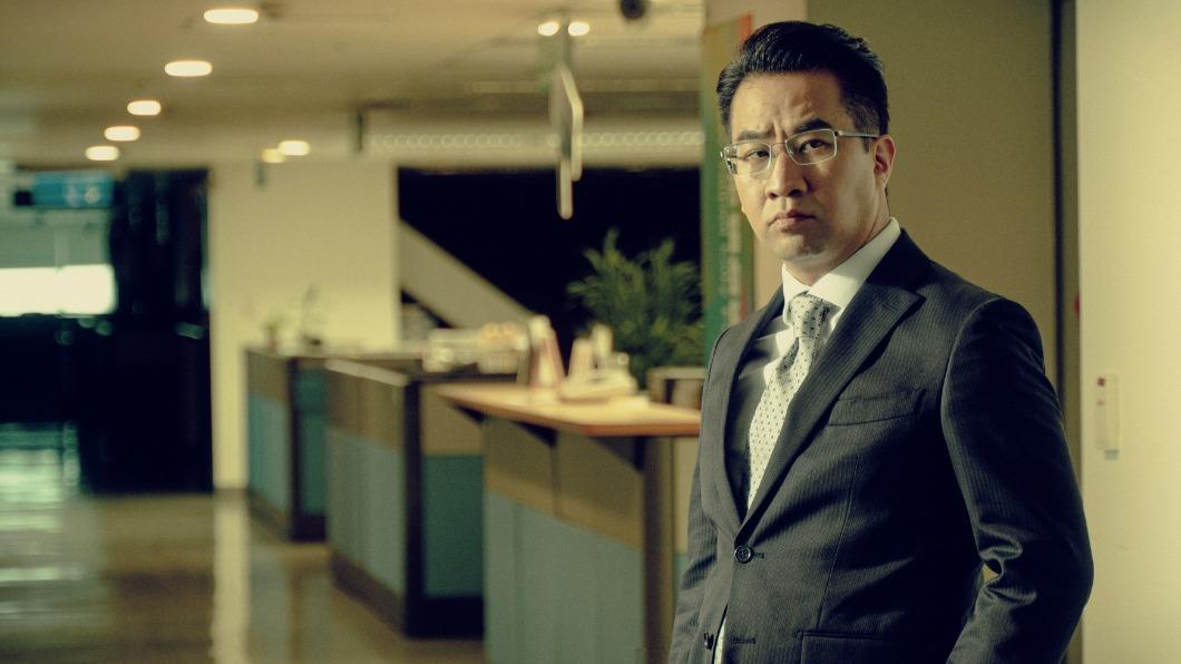 黃健瑋演出立法委員，個性酗酒又驕傲。（圖／鏡文學提供）