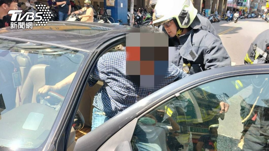 駕駛在車內一度叫不醒。（圖／TVBS）