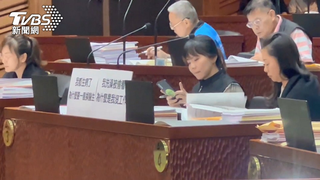 民進黨議員林詩穎與林佩瑩放上「我都生病了，為什麼要一直換醫生」的桌卡。（圖／TVBS）