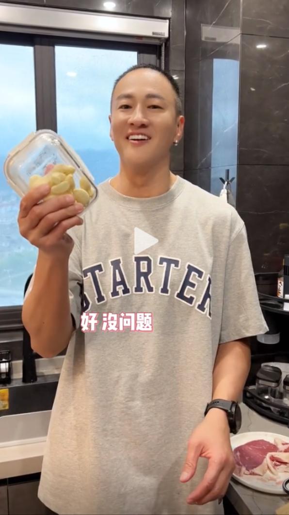 網友說以為是陳小春。(圖/翻攝自Herundong913微博)