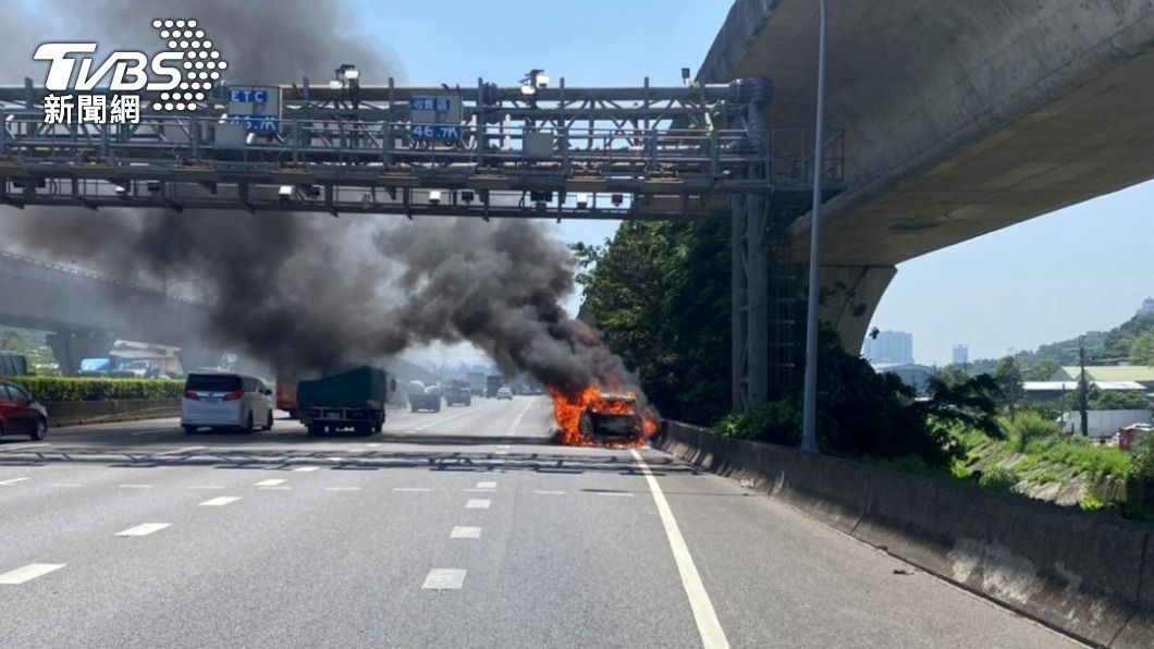 國1北上桃園段火燒車!黑煙猛竄 駕駛急跳車逃生