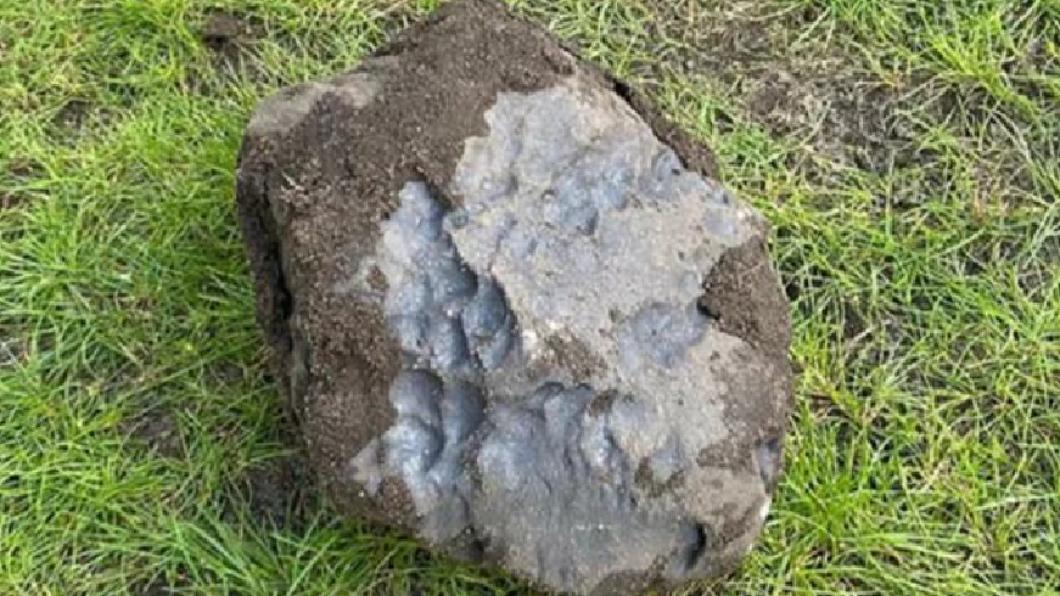 沙辛家中後花園突然降下一顆45億年歷史的隕石。(圖/翻攝自推特)