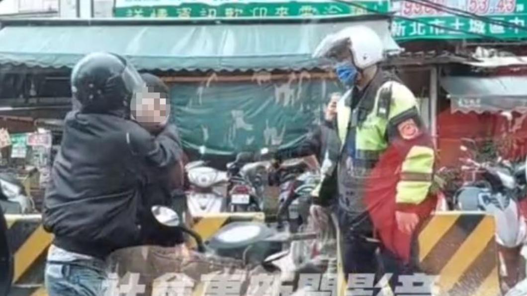 機車小巷竄出險撞直行騎士　2男路中互槓「勾脖交纏」