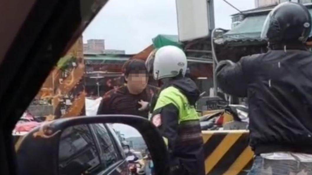 員警獲報趕抵現場。(圖/翻攝自社會事新聞影音)