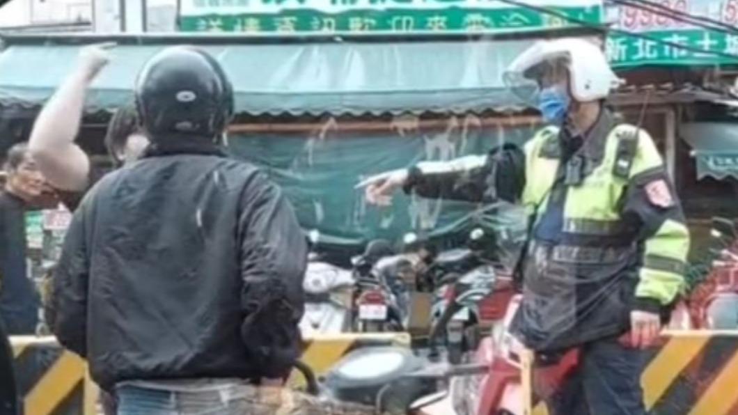 其中一名騎士出手欲攻擊,遭警方喝止。(圖/翻攝自社會事新聞影音)