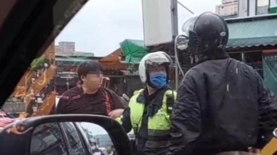 員警將雙方支開,經協調後兩人表示互不提告。(圖/翻攝自社會事新聞影音)