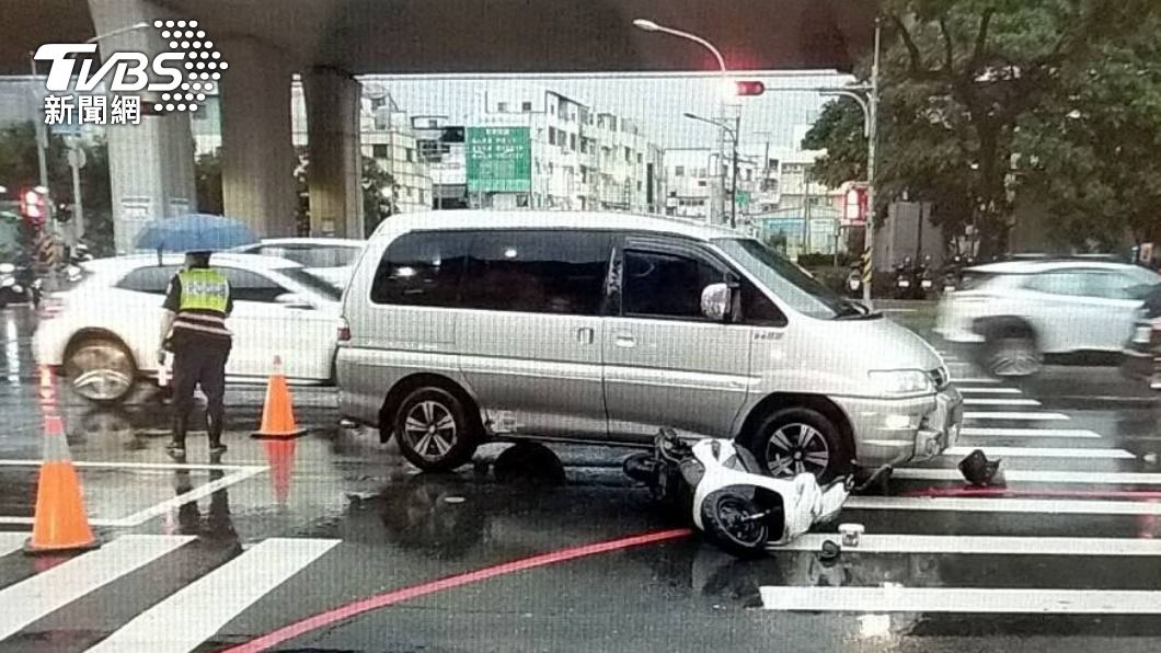 郭男當時要右轉進加油站。(圖/TVBS)