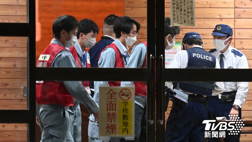 警方案發當晚將當地一所中學當作臨時避難中心。(圖/達志影像美聯社)