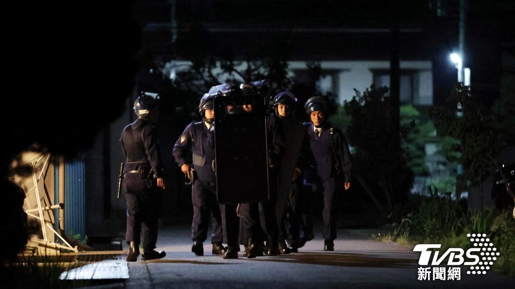 武裝警察準備要攻堅嫌犯躲藏的家中。(圖/達志影像美聯社)