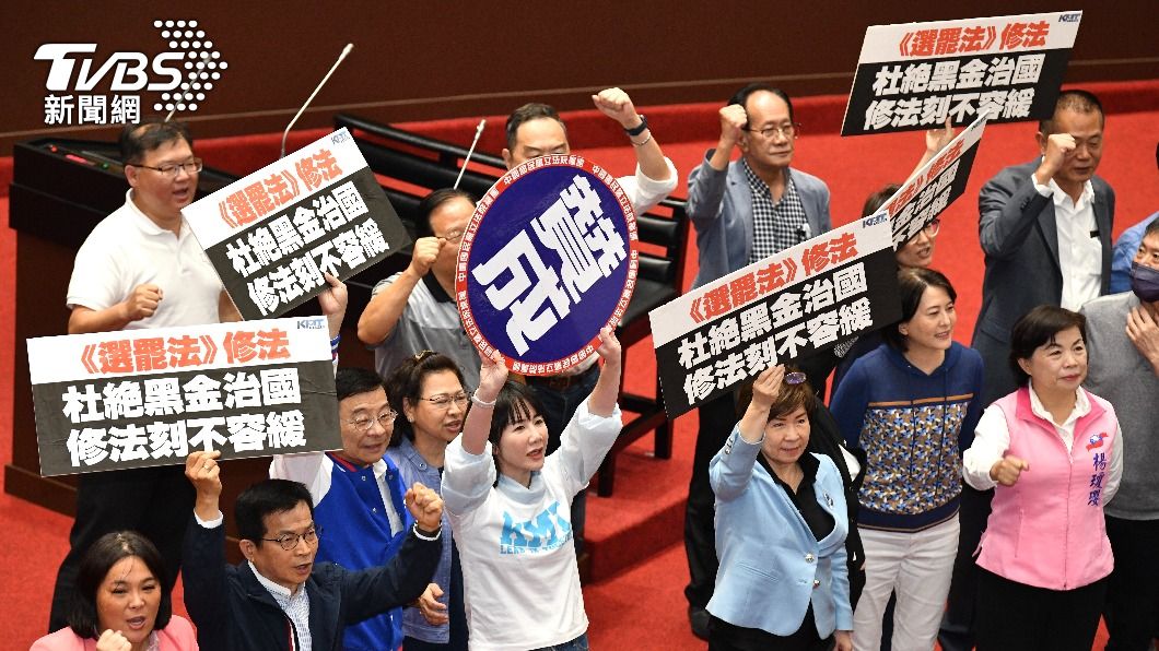 國民黨團在表決選罷法修正案時嗆聲呼籲民進黨不要打假球,但最後表決仍照民進黨版本通過。(圖/胡瑞麒攝)