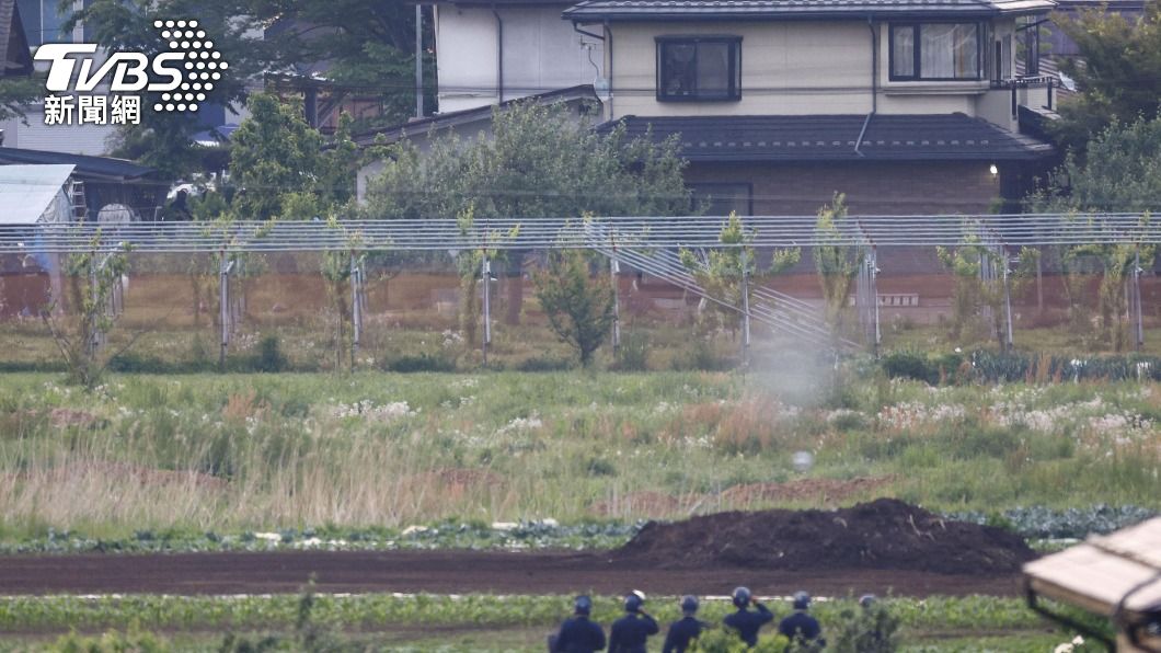 嫌犯在凌晨兩點就移動到了花圃,警方一直觀察情勢到凌晨四點。(圖/達志影像美聯社)
