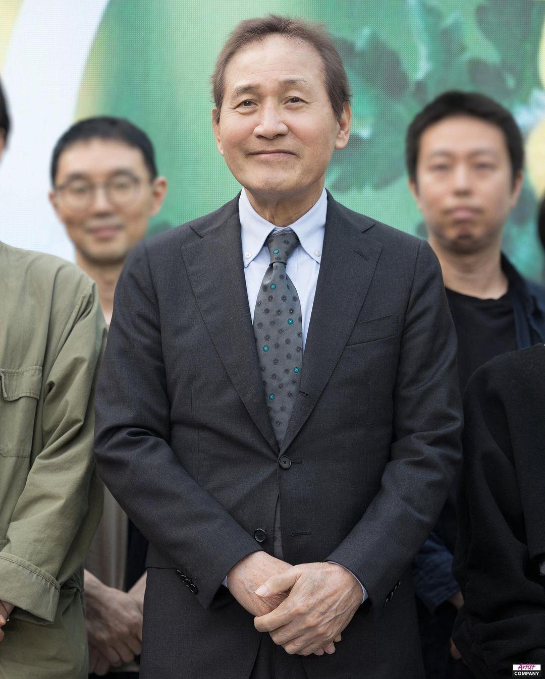 安聖基25日獲頒電影成就獎,出席活動時氣色看來不錯。(圖/翻攝自Artist Company IG)
