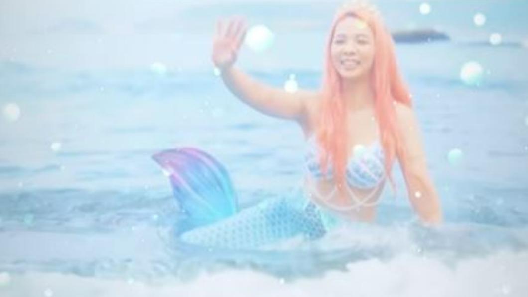 滴妹扮成美人魚,穿上比基尼在海中揮手。(圖/翻攝自滴妹IG)