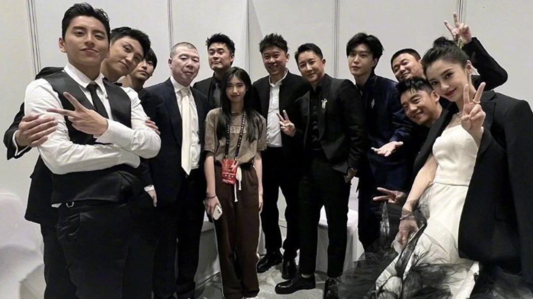 馮小剛帶著馮朵和眾明星藝人合照。(圖/翻攝自微博)