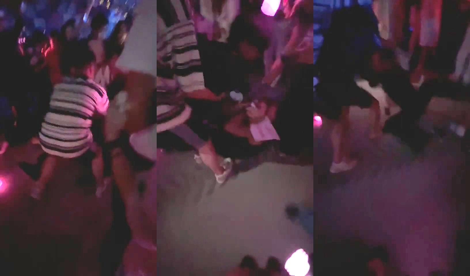 兩名黑衣男子在演唱會上打架,條紋衣男子則拚命勸阻。(圖/翻攝自se7en抖音)